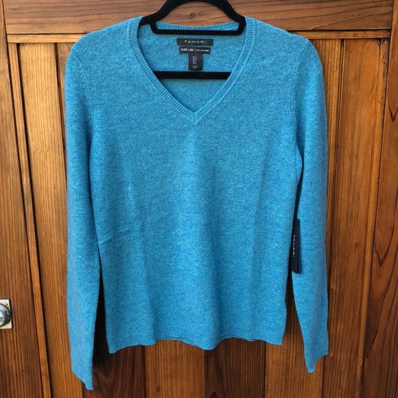 Tahari Sweaters - NEW Tahari cashmere v neck sweater